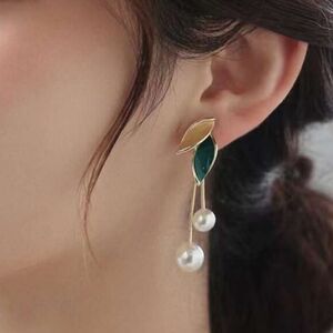 Leaf pearl drop earrings M203